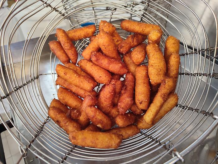 Le crispelle di riso catanesi oltre la festa di San Giuseppe. La ricetta di chi le prepara da 48 anni