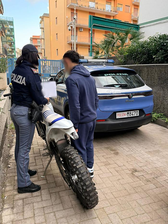 Ruba una moto tagliando la catena con un flex: 18enne arrestato a Catania dopo il "cavallo di ritorno"