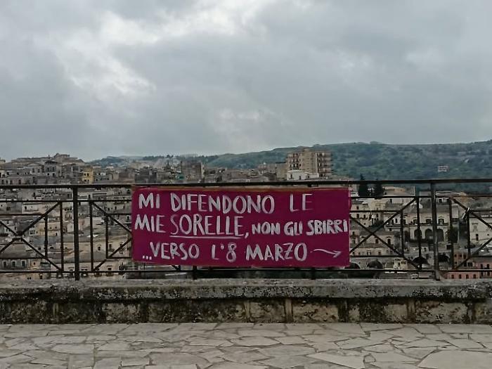Giornata della donna, a Modica lo striscione che fa discutere