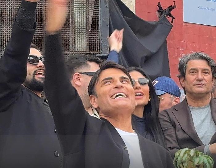 Napoli in festa per Sal Da Vinci che spegne le polemiche: &laquo;Non rispondete alle provocazioni&raquo;