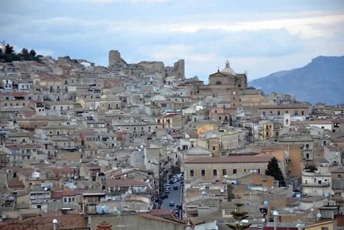 Furto di oro e gioielli in casa di anziani mentre loro pranzano al piano di sotto: ladro fugge indisturbato