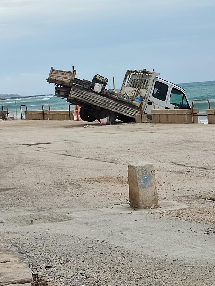 Donnalucata, il furgone della ditta che ripara i danni al lungomare rischia di finire in mare