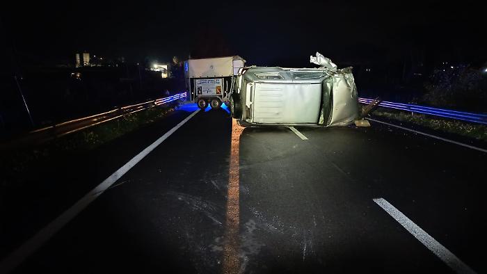 Scontro tra Jeep e autocarro sulla SS 122: un morto e un ferito grave