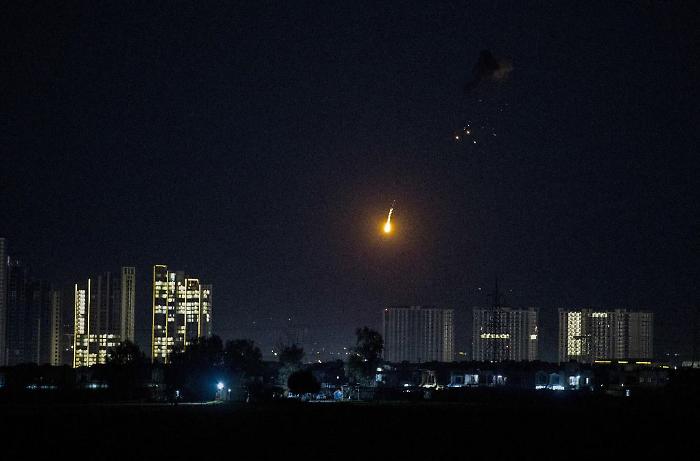 Raid israeliani nella valle della Bekaa: almeno nove morti, base Unifil ghanese colpita e IDF promette nuovi attacchi a Hezbollah