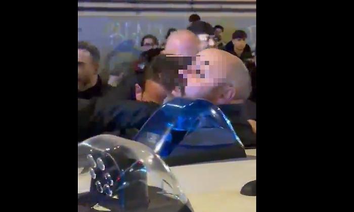 Accoltella un'avvocata sul bus a Napoli, subito arrestato rischia il linciaggio della folla