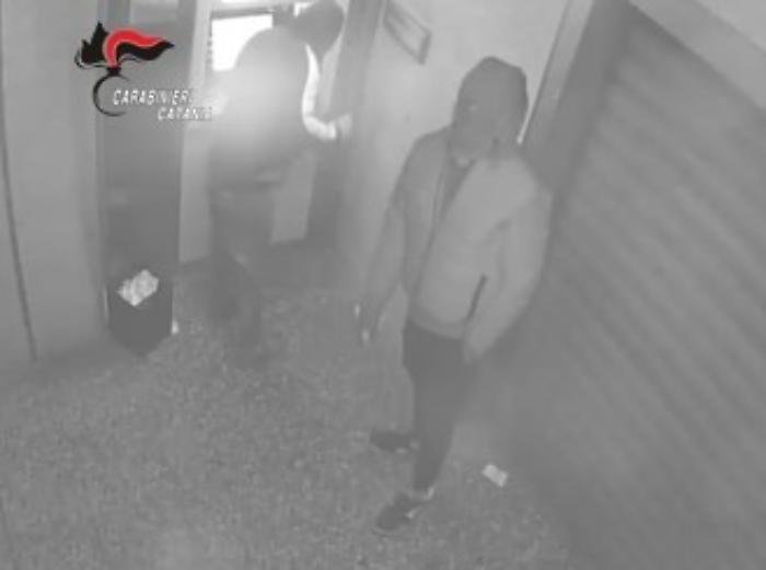 Assalti esplosivi ai bancomat a Giarre e Riposto: due denunciati