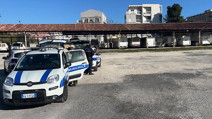 Non solo multe,  la Polizia Municipale diventa presidio salvavita: defibrillatori nelle pattuglie