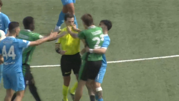 Follia nel campionato Primavera: il video del calciatore espulso che tenta di aggredire l'arbitro&nbsp;