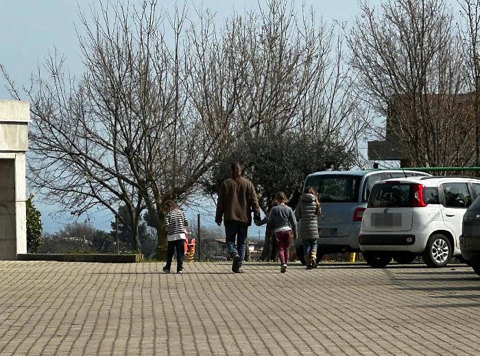 Famiglia nel bosco, mamma Catherine torna al casolare: fiaccolata e striscioni per lei e i bimbi