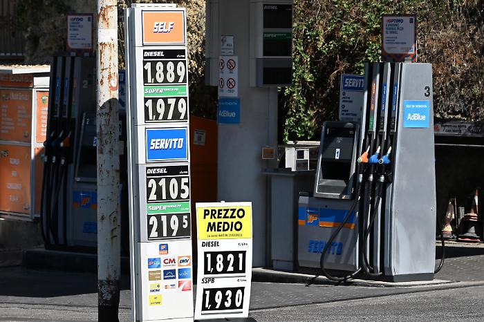 Caro carburante, come funziona e cosa cambia con il meccanismo delle "accise mobili": quanto si risparmia alla pompa