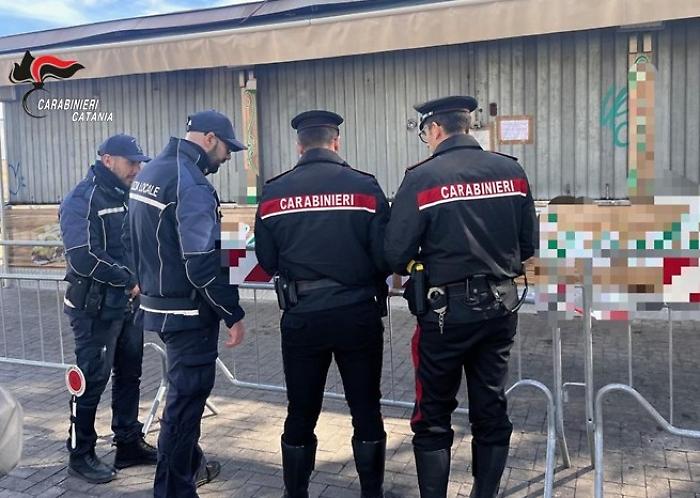 "Invasione" di suolo pubblico in viale Africa: sequestrate pedane e pensiline di un locale