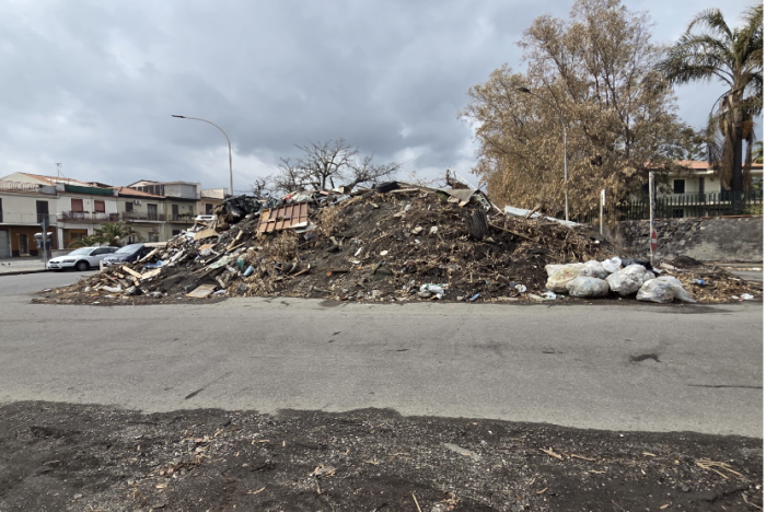 &ndash; La montagna di detriti depositata dalle ruspe nel cuore della citt&agrave;