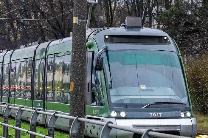 Terzo deragliamento: tram della linea 15 esce dai binari a Rozzano
