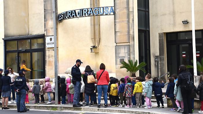 Ragusa, i piccoli di una scuola cittadina dell'infanzia in visita alla Questura
