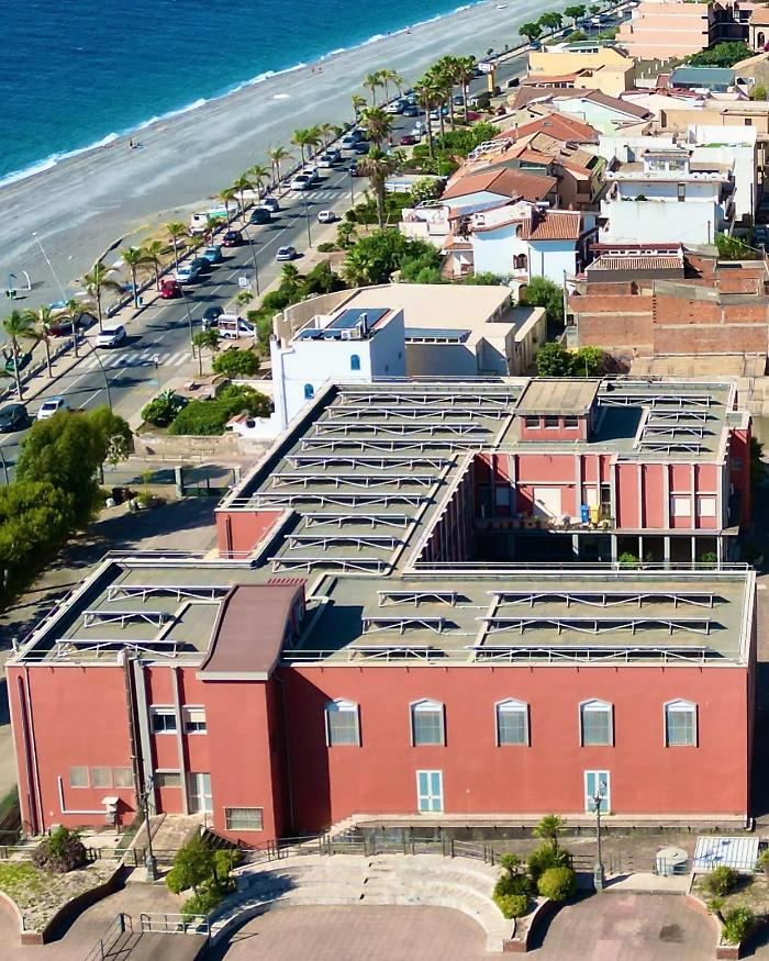 Strisce blu sulla SS 114 tornano in vigore: tre consigliere di maggioranza chiedono la sospensione