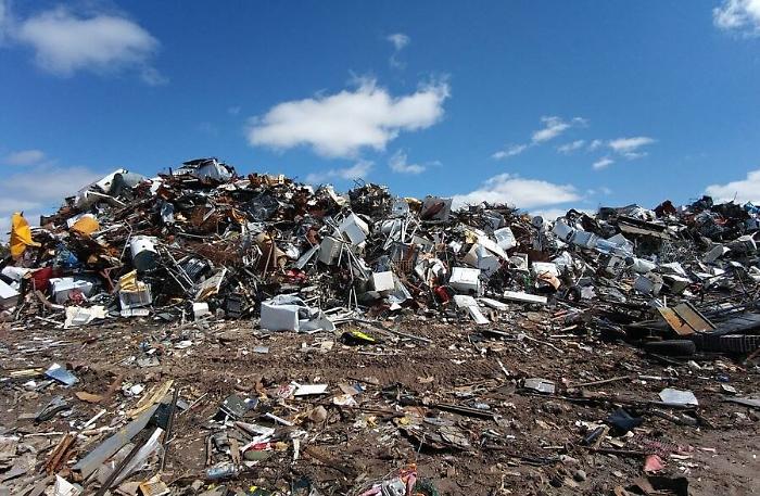 Frana nella discarica di Bantargebang, vicino a Giacarta: almeno cinque morti e quattro dispersi