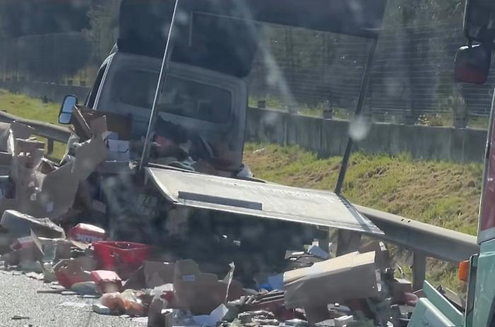 Incidente sull'autostrada A19 Palermo-Catania: il carico di un mezzo pesante si riversa in strada, lievemente ferito un conducente