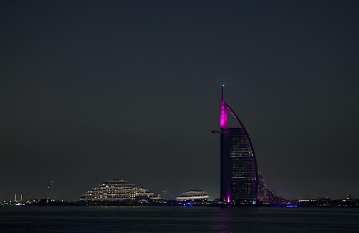 Filma col cellulare i missili iraniani su Dubai, arrestato un turista britannico 