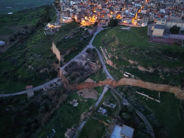 Il nuovo allarme sulla frana di Niscemi, i geologi: &laquo;Non si pu&ograve; stabilizzare&raquo;