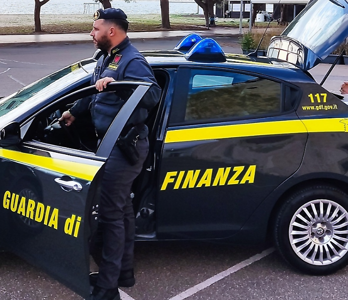 Auto trasformata in bar a Trapani: cocktail ai minorenni, multa da 16 mila euro e sequestro del mezzo