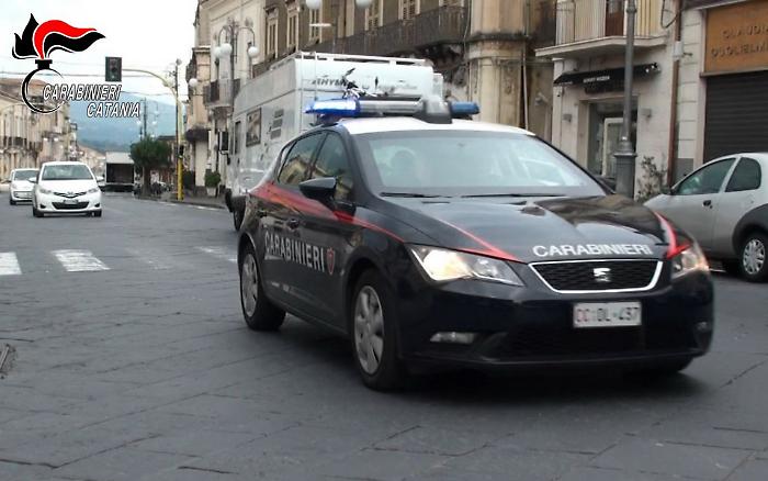 Furto notturno in un distributore di sexy shop: denunciato un 21enne