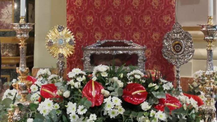 Siracusa riabbraccia i tesori di Santa Lucia: la veste e le scarpette in processione per la prima volta