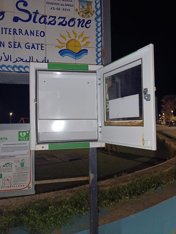 Rubano il defibrillatore e strappano gli elettrodi: un gesto folle che mette a rischio la vita di tutti