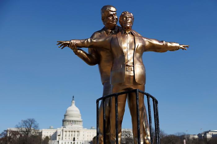 Epstein, la rivelazione shock: &laquo;Una 16enne costretta a spogliarsi e massaggiarlo mentre parlava in vivavoce con Trump&raquo;