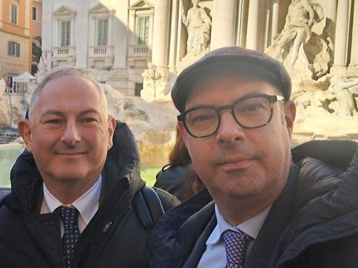 Due sindaci gay, uno di FdI e l'altro della Lega, si sposano: &laquo;Ma siamo per la famiglia tradizionale&raquo;
