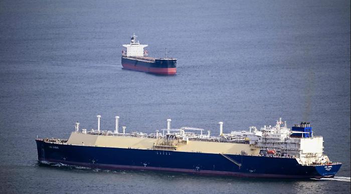 Nave cargo in fiamme nello Stretto di Hormuz, gli Usa non riescono a scortare i convogli: traffico azzerato e assicurazioni alle stelle