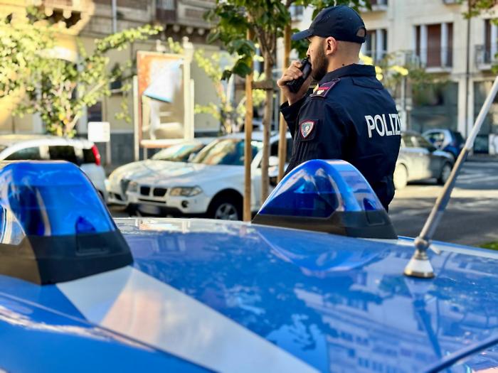Ladra di gioielli con figlioletta al seguito: arrestata dopo inseguimento della cassiera del negozio e della Polizia