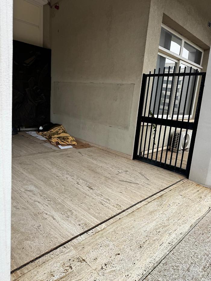 Ragusa e il clochard dinanzi al palazzo della Provincia: "Abbiamo cercato di aiutarlo, ma rifiuta la nostra ospitalit&agrave;"