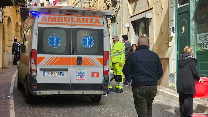 Il "salotto buono" diventa una trappola: buche e sangue in via Atenea, commercianti infuriati