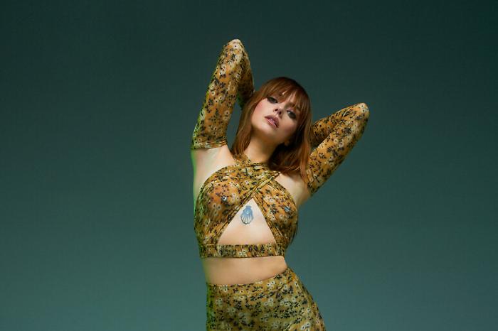 Annalisa, "Canzone estiva" tra fuoco, amore e provocazione: "Mi vuoi pi&ugrave; suora o pornodiva?"