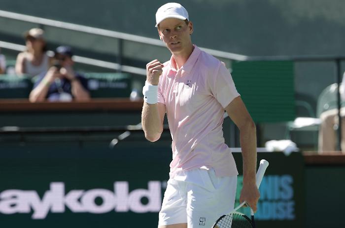 Sinner, un uragano nel deserto di Indian Wells: Tien annientato in 66 minuti. Ora la super sfida con Zverev