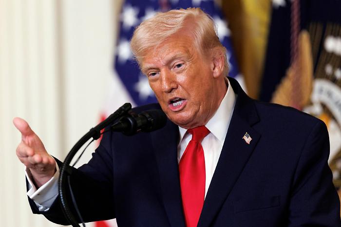  Trump all'Iran: &laquo;Colpiremo duro&raquo;. Alle navi bloccate: &laquo;Tirino fuori le palle&raquo;. E su Putin: &laquo;Aiuta Teheran&raquo;