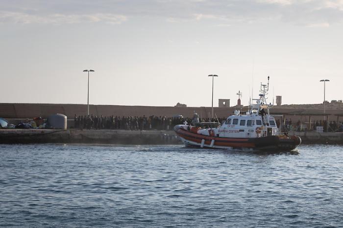 A Lampedusa c'&egrave; un morto tra i naufraghi salvati in mare: nel Mediterraneo &egrave; di nuovo emergenza umanitaria