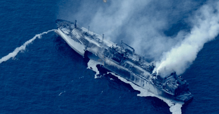 Vertice a Palazzo Chigi sulla petroliera russa in fiamme alla deriva nel Canale di Sicilia