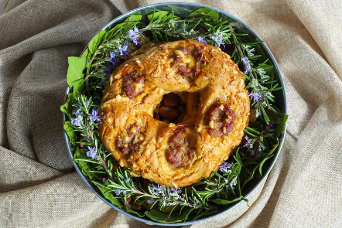 La ricetta tradizionale del "Cucciddatu" di San Giuseppe con la salsiccia e il caciocavallo ragusano