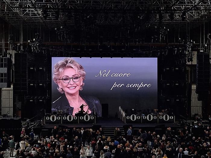 Renato Zero presente ai funerali di Enrica Bonaccorti con un messaggio: &laquo;Lascer&ograve; sempre quella porta aperta&raquo;