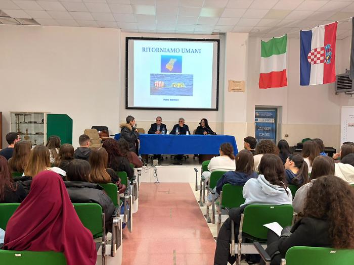 Modica e la conferenza sul tema "Ritorniamo umani", all'istituto Verga il medico Pietro Bartolo