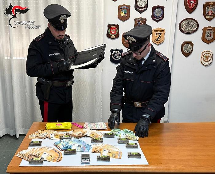 Coppia spaccia e l'anziana zia nasconde i soldi: due arresti e una denuncia per favoreggiamento