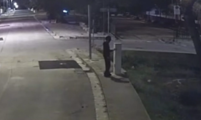 Marina di Ragusa, forza quadro elettrico e lascia un'intera zona al buio