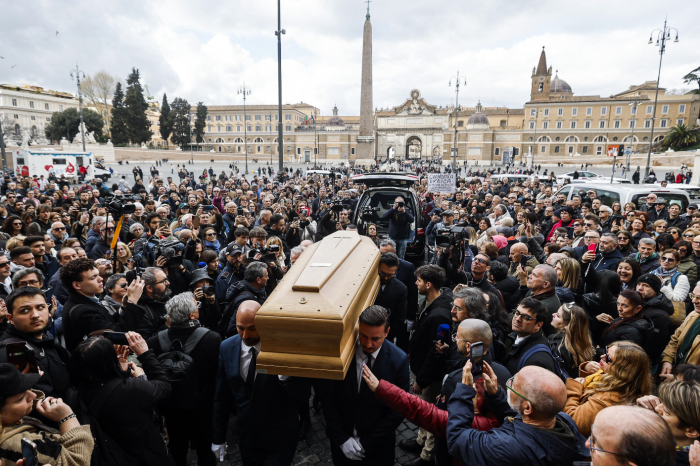 Funerali Enrica Bonaccorti, "Il cielo" di Renato Zero all'uscita dalla chiesa tra lacrime e commozione