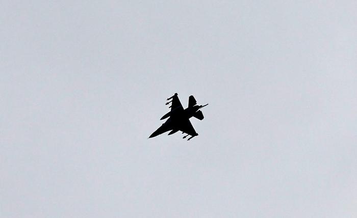 Raid degli Stati Uniti su Kharg, Trump risparmia i giacimenti ma minaccia l'Iran: rischio escalation nello Stretto di Hormuz