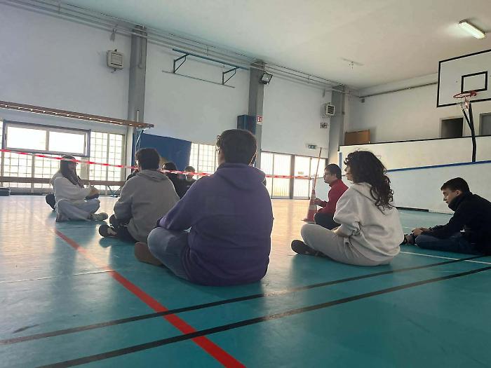 Sitting volley all'Iis Lincoln: la sfida di "Differenze 2.0" che trasforma lo sport in empatia e lavoro di squadra