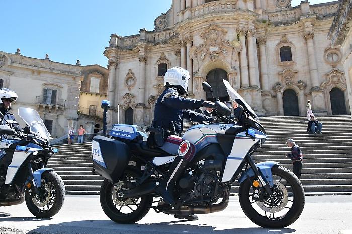 Modica, si ferma all'alt e poi scappa: denunciato un 44enne
