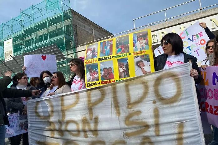 "Cuore bruciato", solidariet&agrave; al cardichirurgo che oper&ograve; Domenico: genitori esibiscono le foto dei bimbi salvati 
