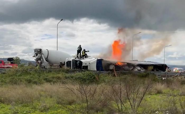 Camion si ribalta e va a fuoco sulla Vittoria-Catania