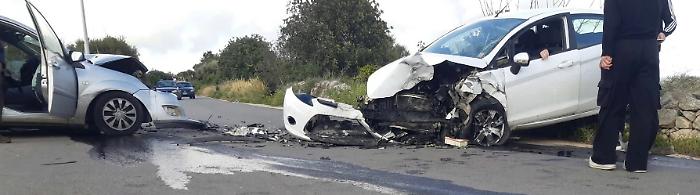 Sampieri, due auto si sono scontrate in modo violento: due feriti